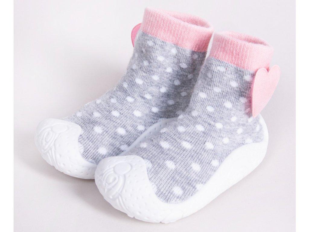 Šedo-růžové protiskluzové ponožky s gumovou podrážkou - srdíčko