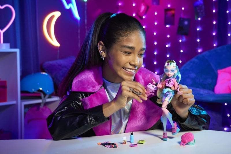 Mattel Monster High Panenka monsterka - Clawdeen Škola je opět v plném proudu a lehce přízrační studenti z Monster High™ dokáží dát školní uniformě pěkně na frak!
