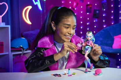 Mattel Monster High Panenka monsterka - Clawdeen Škola je opět v plném proudu a lehce přízrační studenti z Monster High™ dokáží dát školní uniformě pěkně na frak!