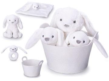 Plyšoví králíčci v košíku